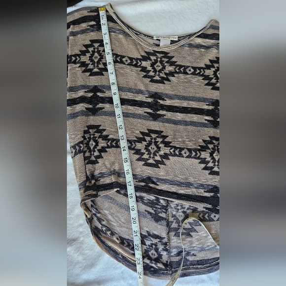 ❤️3/$12 Tribal Print Dolman/Batwing Shirt Black/Brown Size XS - Picture 4 of 6
